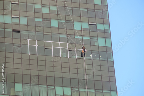 Photos Professional climber on the glass facade
