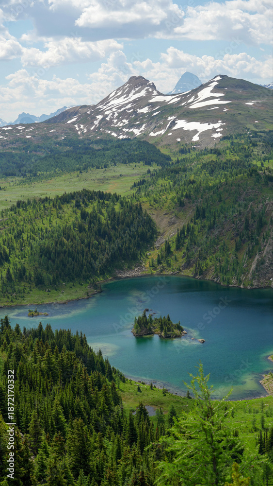 Obraz premium Summer landscape of Banff National Park featuring lake, mountains, and Sunshine Meadows trail