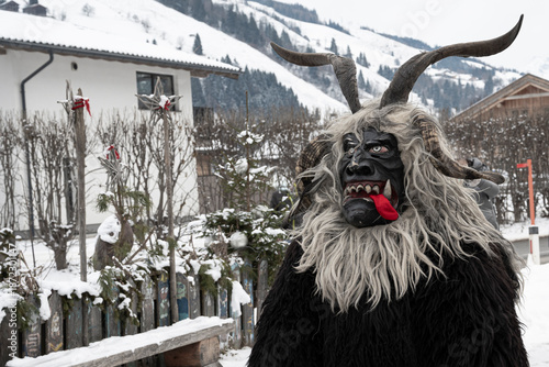 Foto Rauriser  Toifi- Schrecken verbreitende Figur als Teufel im traditionellem Zug d