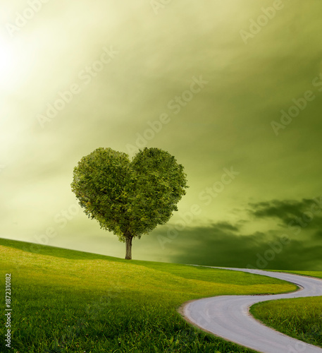 Gewundener Weg vorwärst durch eine imaginäre Lanschaft zu einem Baum in Herzform