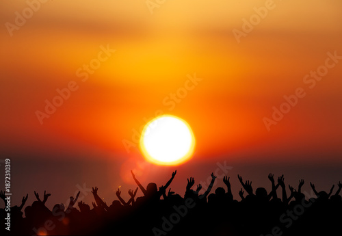 eine Gruppe von menschen feiert den sonnenuntergang