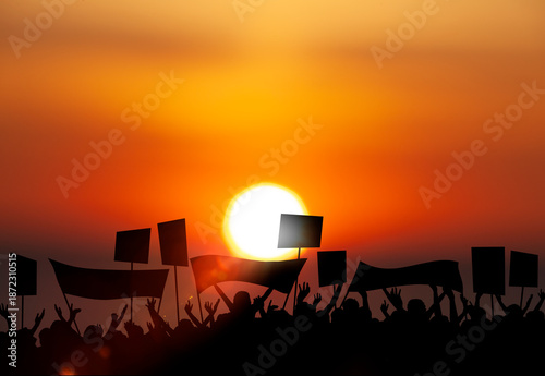 eine Gruppe von menschen feiert den sonnenuntergang