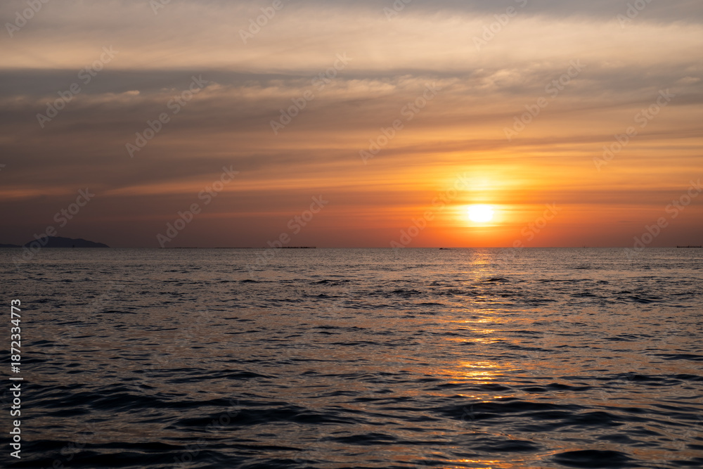 Obraz premium Sunset view of the sea, with colorful sky