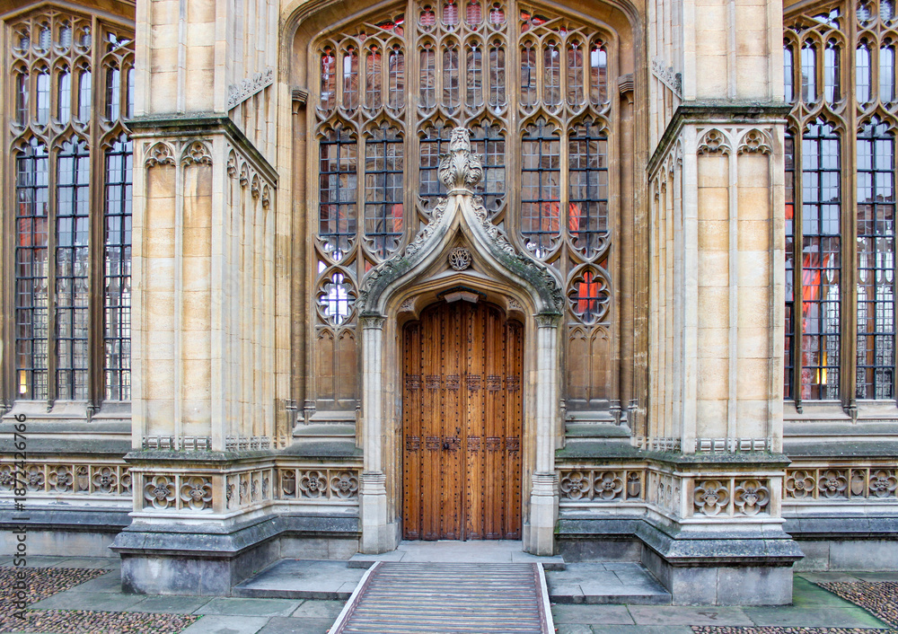 Obraz premium The ornate Gothic entrance to the Divinity School in Oxford. It features intricate stonework and tall stained-glass windows, a historic site known for its use as a Harry Potter filming location.