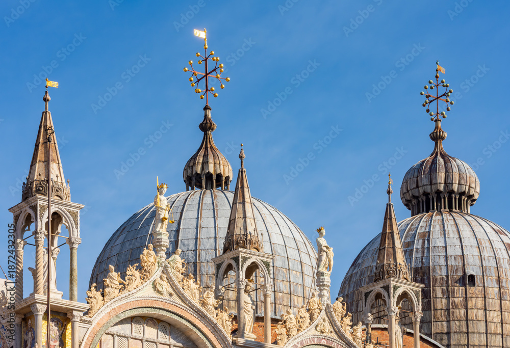 Obraz premium Saint Mark's basilica (Basilica di San Marco) domes in Venice, Italy