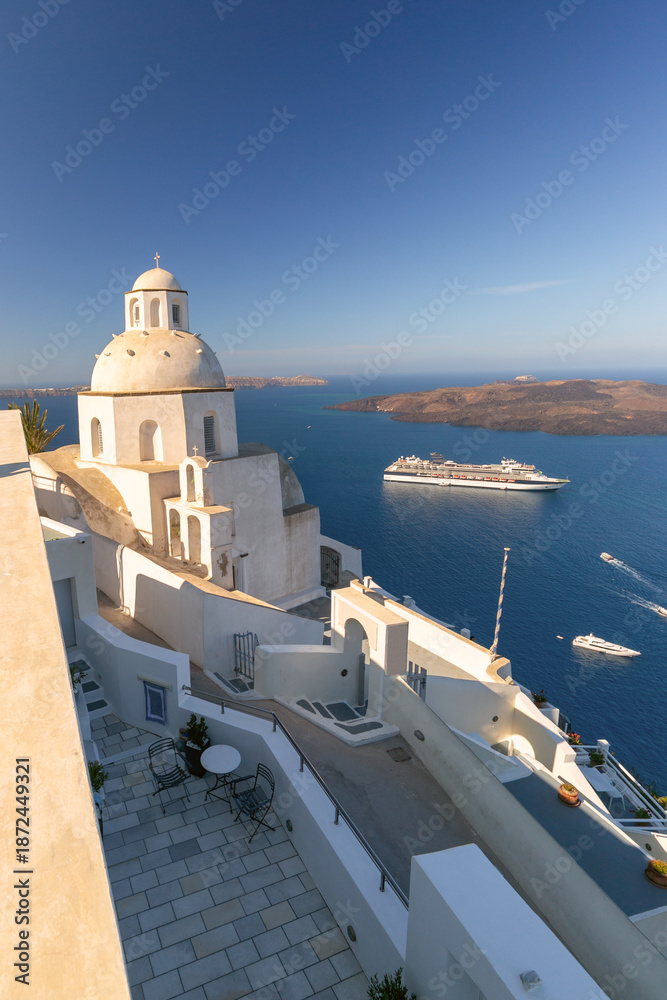 Fototapeta premium White cliffside buildings and churches in Fira, Santorini, Greece