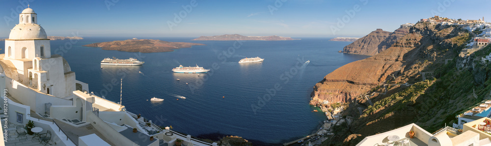 Fototapeta premium White cliffside buildings and churches in Fira, Santorini, Greece