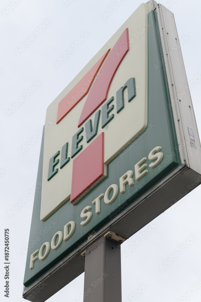 Obraz premium 7-Eleven pylon sign outside location at 1260 Dundas St W, Toronto