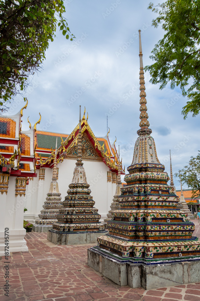 Fototapeta premium Architecture surrounding the grand War Pho temple in Bangkok, Thailand, the temple of the reclining Buddha