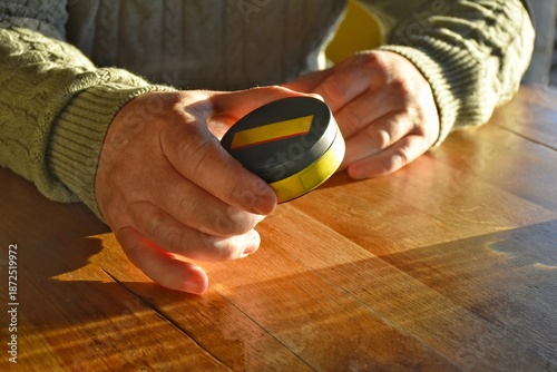 Cuadro en lienzo A man holds a box of snus