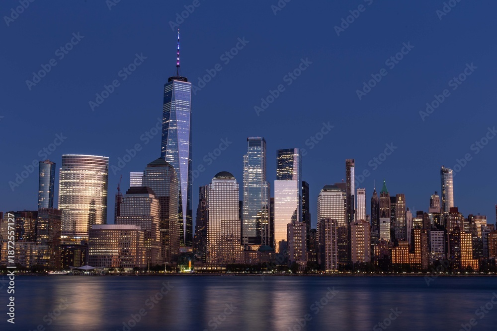 Obraz premium Lower Manhattan Skyline at Blue Hour with One World Trade Center