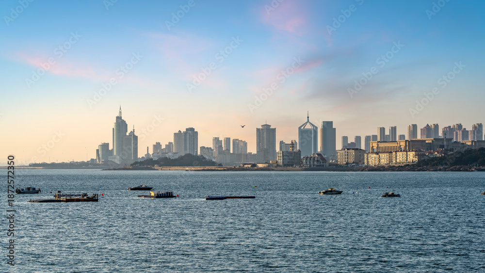 Fototapeta premium Qingdao City Skyline with Seaview and Boats