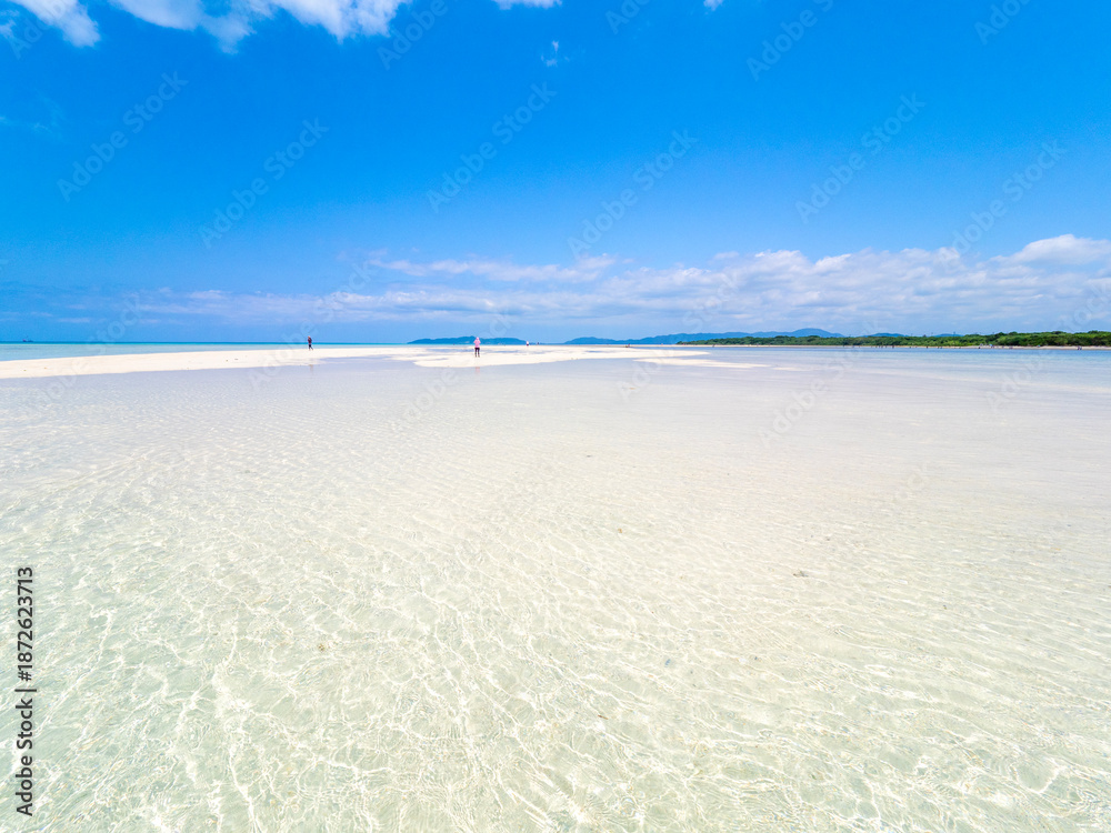 Obraz premium 竹富島・コンドイ浜の「幻の浜」（沖縄県竹富町）