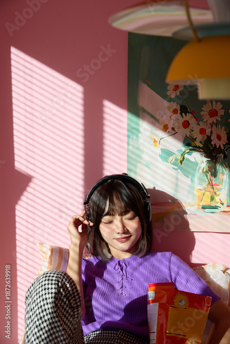 自宅で趣味と自分の時間を楽しむアジアの若い女性のポートレート