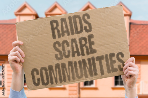 Fotografia "Raids Scare Communities" Operations frighten neighborhoods