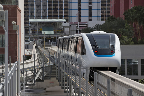 Obraz na płótnie White driverless automatic Las Vegas 4-cars monorail train goes between two central stations