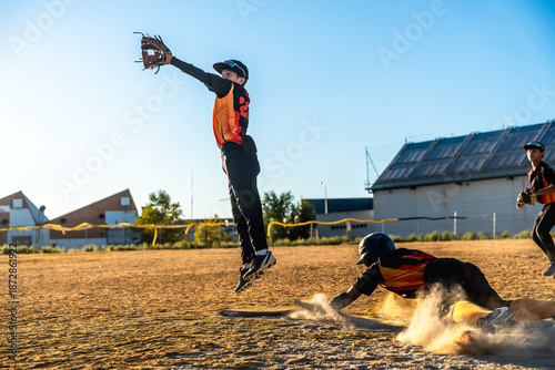 Canvas-taulu Young baseball players making play during game