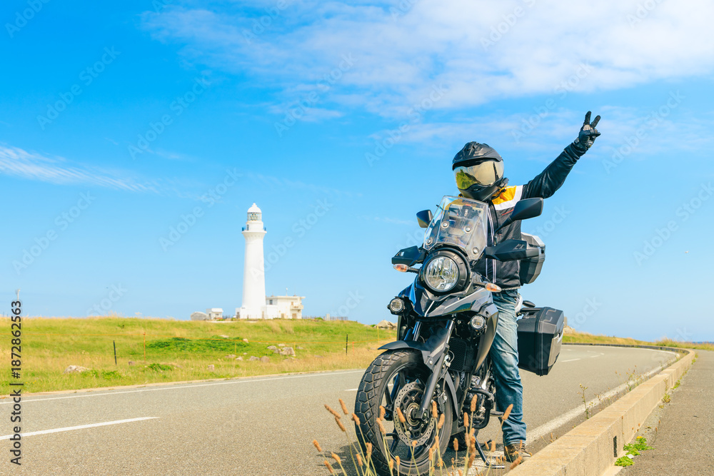 Obraz premium 東北ツーリング 尻屋埼灯台とバイク