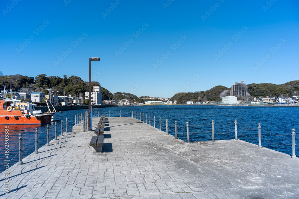 Obraz premium 冬の神奈川県横須賀市浦賀 西浦賀の西浦賀みなと緑地（陸軍桟橋）