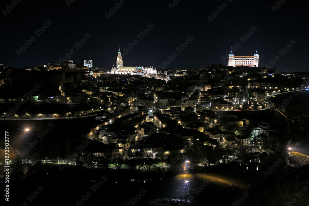Naklejka premium Toledo skyline from Parador viewpoint at night