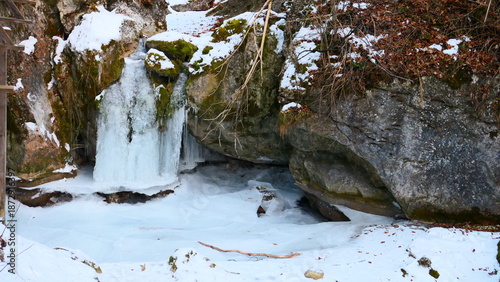 Myrafälle, gefrorene Wasserfälle und Bäche, winterliche Wanderungen in Niederösterreich