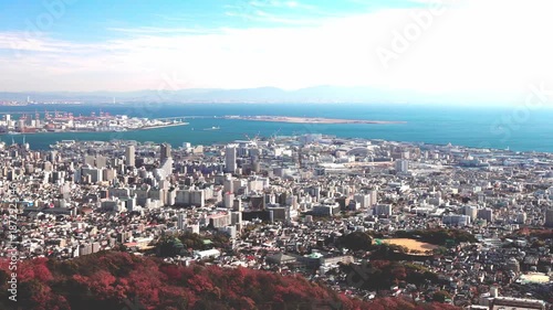 神戸市長田区の高取山頂から眺める長田区・兵庫区・中央区の街並み（パン）　神戸大橋・ポートアイランド・空港大橋・大阪とその背後の山並みが見えます