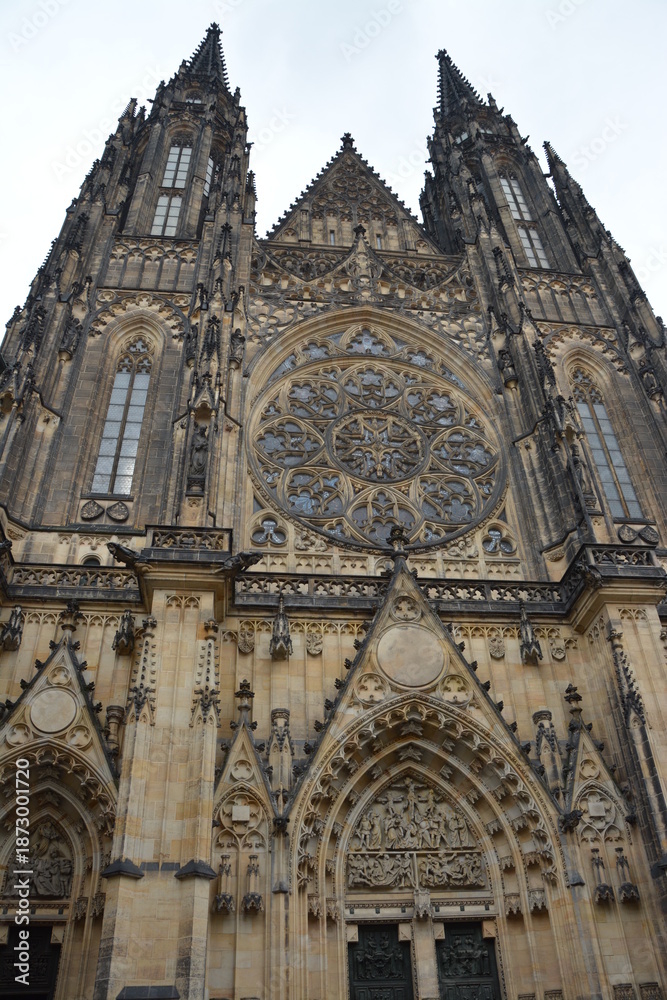 Fototapeta premium チェコプラハ プラハ城内の聖ヴィート大聖堂