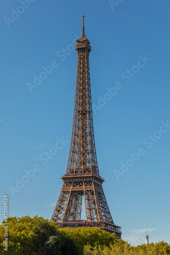 La Tour Eiffel sous un grand ciel bleu à Paris