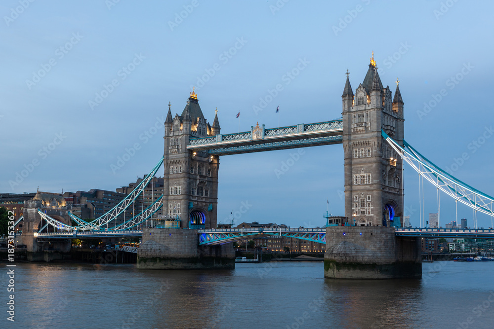 Obraz premium Iconic Tower Bridge over the River Thames in London at dusk.