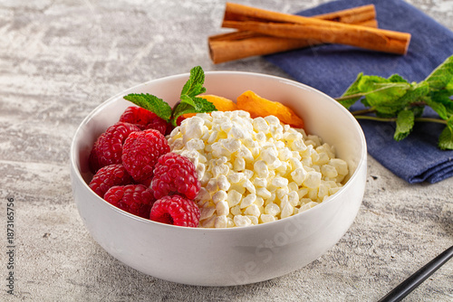 Cuadro en lienzo Grain cottage cheese with raspberries