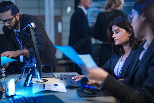 Tableau sur toile A team of financial analysts works through the night in a fast-paced firm, processing market data, reviewing performance reports, and executing trades to manage investment portfolios