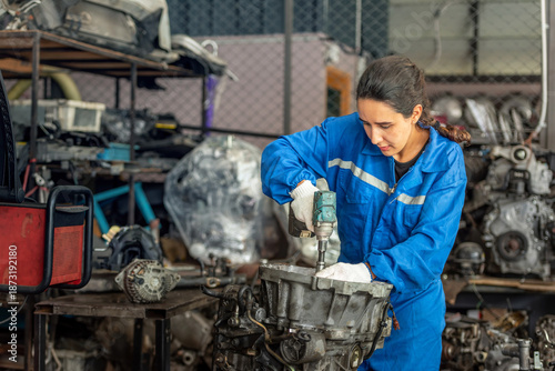 Foto auto professional mechanical technician garage motor car engine woman check automobile engine for diagnostic maintain transmission machine