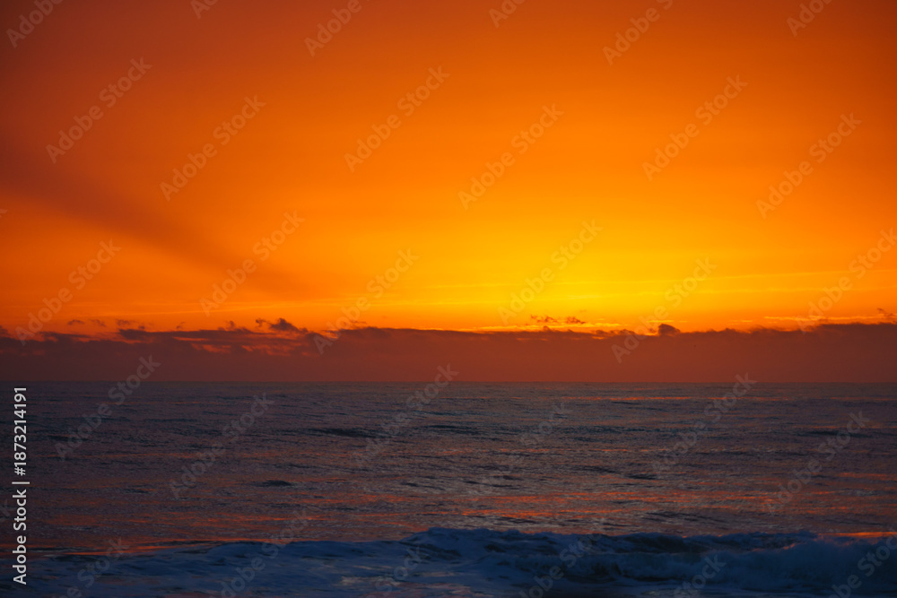 Obraz premium Sunrise or sunset over sea