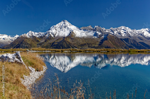 Hochgebirgslandschaft am Penken mit Blick zum Zillerkamm und Ahornmassiv im Hochgebirgsnaturpark Zillertaler Alpen, Tirol, Österreich