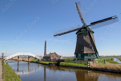 The polder mill of the Kaagmolen.
This old mill was built in 1654, the building next to it is a former auxiliary steam pumping station