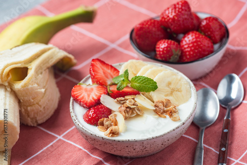 Canvas-taulu Strawberry and banana yogurt bowl with muesli