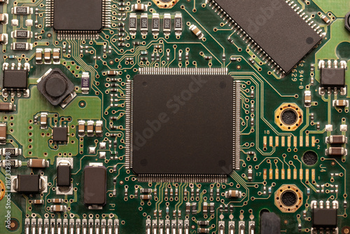 Foto modern printed circuit board with different tracks and chips
