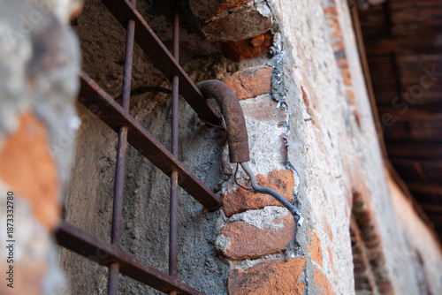 momento nel tempo all'interno del suggestivo Ricetto di Candelo, un borgo medievale fortificato situato in provincia di Biella, Piemonte. 