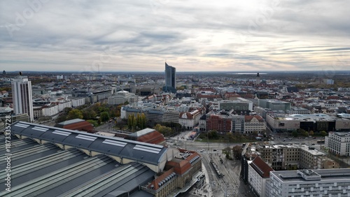 Skyline von Leipzig mit dem Hauptbahnhof und Uniriesen