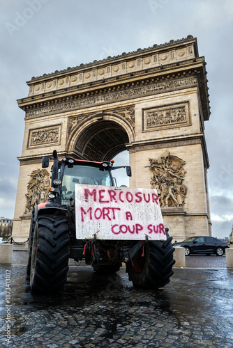 manifestation des agriculteurs français contre les accords du Mercosur dans les rues de Paris en France