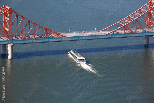 물 위의 다리와 유람선