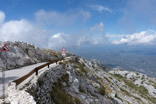 Droga górska na szczyt Sveti Jura w Chorwacji. Góra o wysokości 1762 m, najwy...