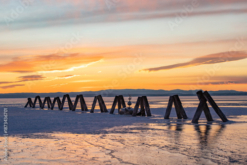 Abend Stimmung am zugefrorenen Neusiedler See in Podersdorf