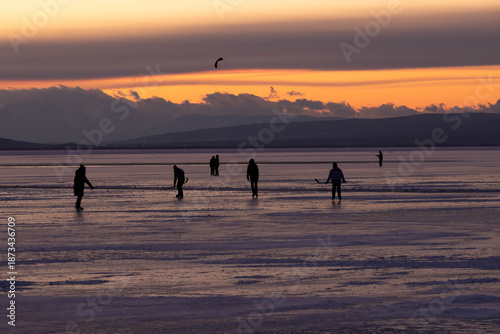 Eislaufen am zugefrorenen Neusiedler See in Podersdorf