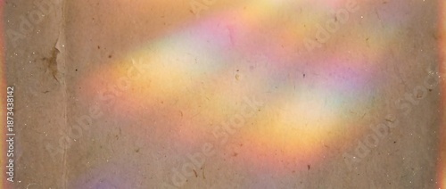 紙の上ににじむ色彩光が生む柔らかなノスタルジック背景