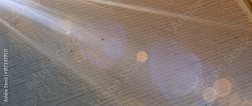 柔らかな光がにじむ紙面の幻想的な彩り