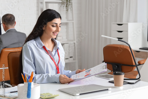 Female business analyst wor...