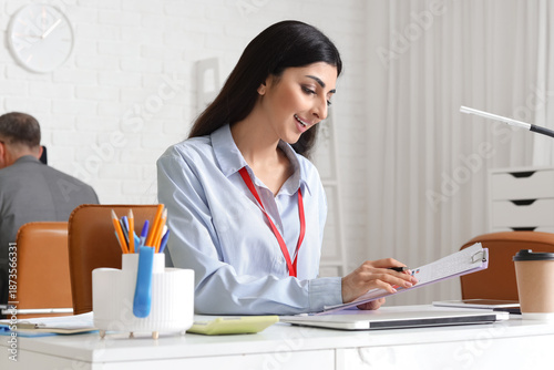 Female business analyst wor...