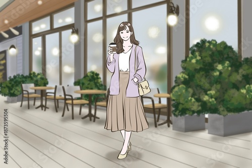 カフェ前をコーヒー持って歩く女性