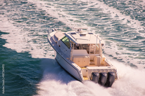 Quadro su tela Luxury Fishing Motor Yacht With Three Outboard Engine Cruising at High Speed
